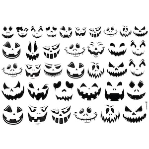 Peut inclure: Un ensemble de 36 illustrations de visages de citrouilles d'Halloween en noir et blanc. Les visages sont tous différents et ont des expressions variées, y compris souriantes, renfrognées et effrayantes.