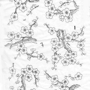 Op de afbeelding: Zwart-witte lijntekening van een bloeiende tak met meerdere bloemen. De tekening is op een witte achtergrond. De tak is gestileerd en heeft een delicaat, vloeiend ontwerp.