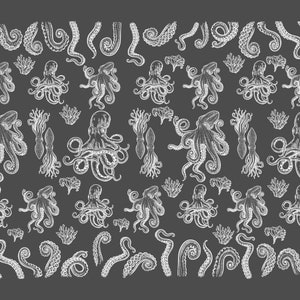 Op de afbeelding: Een zwart-witte illustratie van een herhalend patroon van octopussen, inktvissen en koraal. Het ontwerp doet denken aan een vintage illustratie.