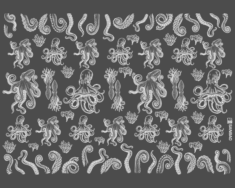 Op de afbeelding: Een zwart-witte illustratie van een herhalend patroon van octopussen, inktvissen en koraal. Het ontwerp doet denken aan een vintage illustratie.