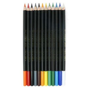 Può includere: Un set di dodici matite per sottosmalto con fusti in legno nero e testo dorato che recita "SLX Underglaze pencil 1100 C-1260 C". Ogni matita presenta una punta di colore diverso, tra cui arancione, rosso, nero, grigio, marrone, giallo, verde chiaro, verde scuro, blu chiaro, blu scuro e bianco.