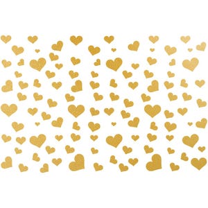 Puede incluir: Un fondo blanco con una dispersión de corazones de purpurina dorada.