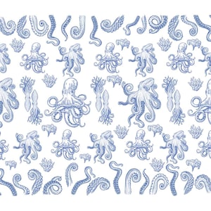 Op de afbeelding: Een blauwe en witte illustratie van een herhalend patroon van octopussen en tentakels. De octopussen zijn gedetailleerd getekend met acht tentakels en grote ogen. De tentakels zijn gekruld en gedraaid in verschillende posities. De achtergrond is wit.