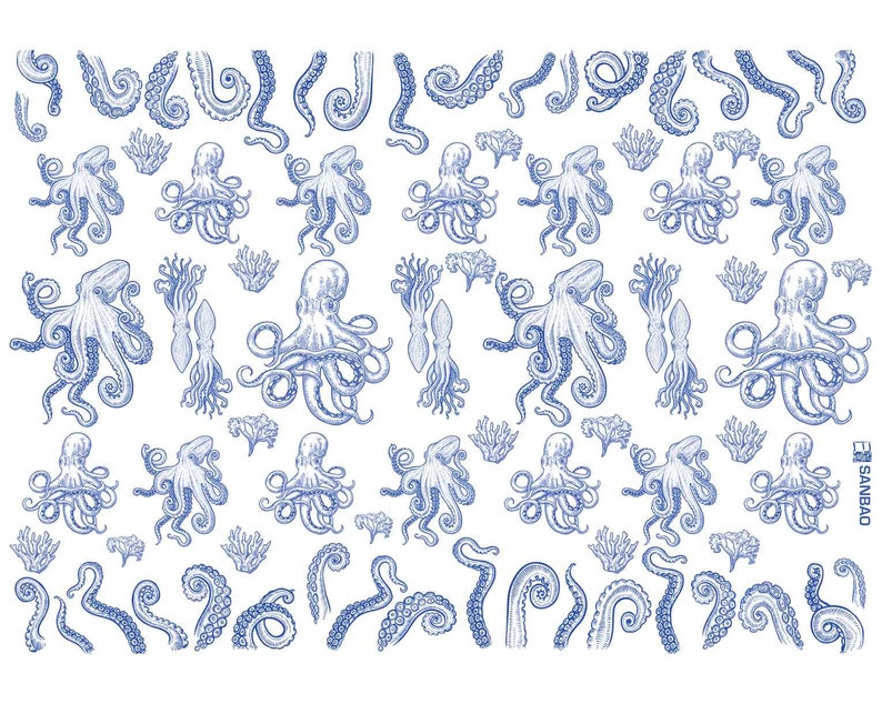 Op de afbeelding: Een blauwe en witte illustratie van een herhalend patroon van octopussen en tentakels. De octopussen zijn gedetailleerd getekend met acht tentakels en grote ogen. De tentakels zijn gekruld en gedraaid in verschillende posities. De achtergrond is wit.
