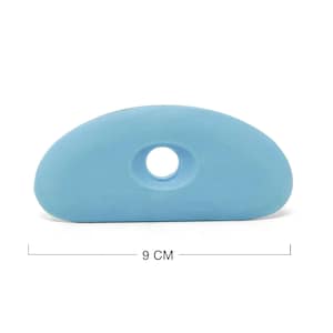 K&ouml;nnte beinhalten: Ein hellblaues Keramik-T&ouml;pferwerkzeug mit einem Loch in der Mitte. Das Werkzeug ist 9 cm lang.