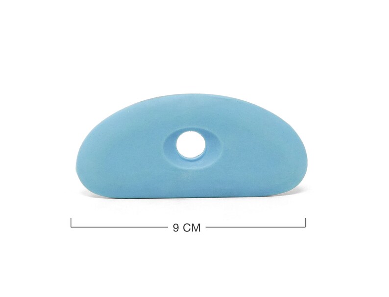 K&ouml;nnte beinhalten: Ein hellblaues Keramik-T&ouml;pferwerkzeug mit einem Loch in der Mitte. Das Werkzeug ist 9 cm lang.