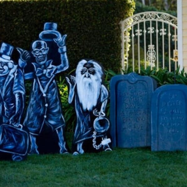 Hitch Hikers Haunted Mansion Yard Display