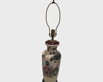 Mid-20th-Century Famille Rose Porzellan Vase Lampe mit Figuren | Vintage asiatische dekorative Beleuchtung