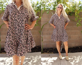 Vintage único en su tipo hecho a mano de los años 90 con dobladillo fluido y manga mini vestido floral con detalle de escote de encaje