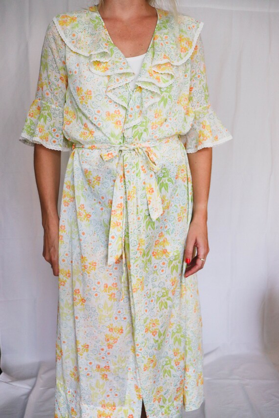 Vintage 50s Ruffle Floral Robe Jacket Kimono One … - image 4