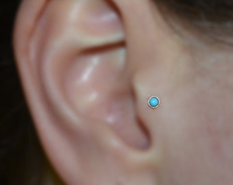BOUCLE TRAGUS turquoise 2 mm / / anneau de nez en or - boucle d'oreille Tragus - boucle d'oreille cartilage - clou de boucle d'oreille hélice - piercing Tragus 18 g