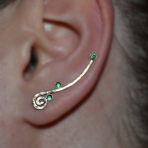 Pendiente EAR CLIMBER de esmeralda de 2 mm // Pendiente tipo puño de oro - Pendiente tipo alfiler - Pendiente envolvente - Pendiente tipo barra - Pendiente tipo puño - Pendiente tipo poste
