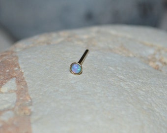 Hellblauer Opal TRAGUS STUD // Tragus Ohrring Gold - Nasenring Ohrstecker - Helix Schmuck - Knorpelohrring - Tragus Ring - Conch Piercing 20g