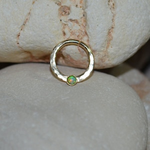 ANILLO DE SEPTUM de oro // Anillo de nariz de ópalo verde kiwi martillado - Joyería de tabique 16g - Pendiente de hélice - Joyería Tragus - Aro de tabique - Joyería de torre