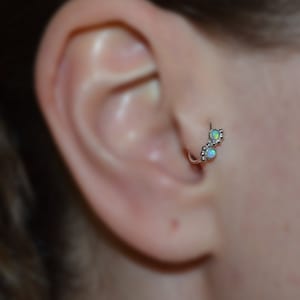 Silber TRAGUS HOOP // 2mm Blauer Opal Tragus Piercing 16g - Knorpel Hoop - Helix Ohrring - Nasenring - Conch Ohrring - Daith Piercing