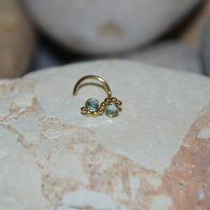 2mm CZ NOSE STUD // Perforación de nariz de oro - Joyería Helix - Pendiente de cartílago - Anillo tragus - Anillo de nariz - Joyería de caracola 18g