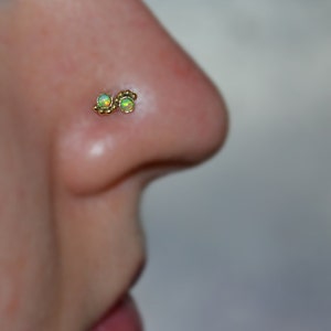 2mm Kiwi Grüner Opal NASE STUD OHRRING // Gold Nase Hoop - Tragus Stud Ohrring - Gold Nose Ring 20g - Knorpel Hoop - Helix Stud