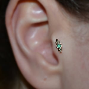 2mm Emerald TRAGUS STUD // Tragus Earring Gold - Nose Ring Stud - Helix Jewelry - Cartilage Earring - Tragus Ring - Conch Piercing 18g