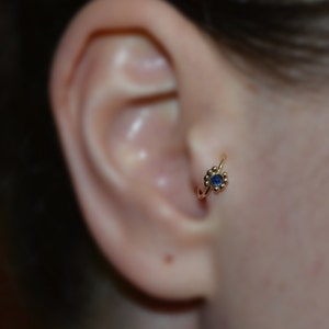 2mm Saphir TRAGUS OHRRING // Gold Blume Tragus Hoop - Knorpelohrring - Helix Piercing - Saphir Schmuck - Nasenring - Daith Ring 16g