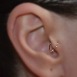 TRAGUS EARRING // Gold Nose Ring - Tragus Piercing - Conch Piercing - Cartilage Hoop Earring - Helix Hoop - Tragus Ring 22g 7mm - Rook Ring