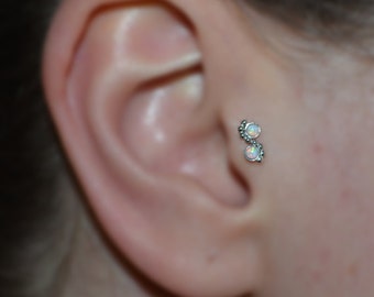 BOUCLE D'OREILLE TRAGUS argentée// 2 mm opale blanche clou de nez calibre 16 - anneau de nez - clou de cartilage - clou de boucle d'oreille hélice - cerceau de tragus - clou de conque