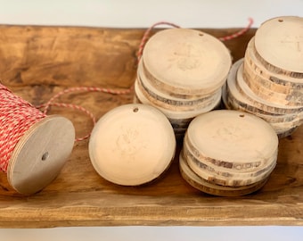 Adornos de rodajas de madera - Rodajas de ramas de árbol blancas en blanco - Perforadas - Etiquetas - Suministros - Suministros para bodas - Suministros de joyería - Rústico - Navidad