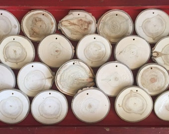 Adornos de rodajas de madera - Rodajas de ramas de árbol blancas en blanco - Perforadas - Etiquetas - Suministros - Suministros para bodas - Suministros de joyería - Rústico - Navidad