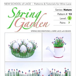 Puede incluir: Una decoración de jardín de primavera de encaje de alambre con huevos blancos y una regadera con flores. El título "Spring Garden" está escrito en letras verdes y rosas. El texto "SPRING DECORATIONS in WIRE LACE with BEADS" está escrito debajo de la imagen. El texto "Series: Nature, Pattern # 13, Level: 1, Pairs: 7" está escrito en la esquina superior derecha de la imagen.