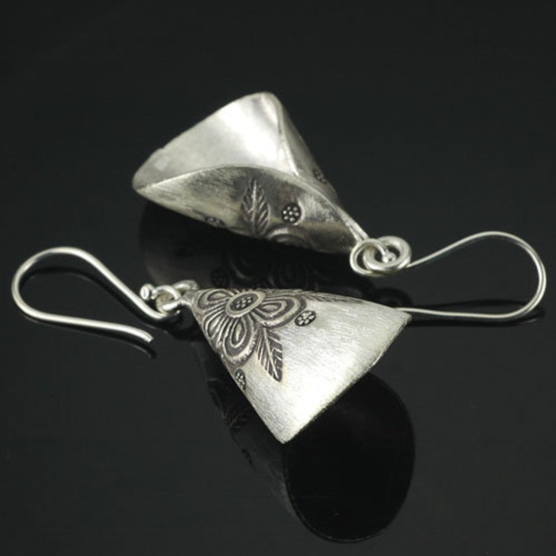 HIZE ER095 Thai Karen Hill Tribe Silver Tribal Flower Floral Cone Roll Dangle Earrings 17mm