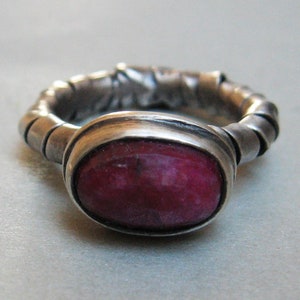 Bague rustique en argent 925 et racine de rubis, bague brutaliste en rubis, sur commande