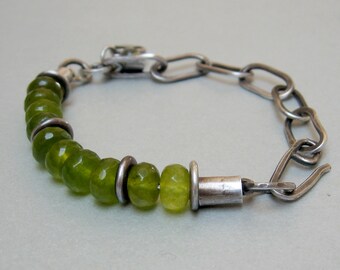 Bracelet artisanal en argent oxydé péridot : bijoux en chaîne rustiques