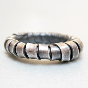 Ring i oxiderat sterlingsilver, handgjord rustik unisexring, hantverksmässigt texturerad armband tillverkad på beställning