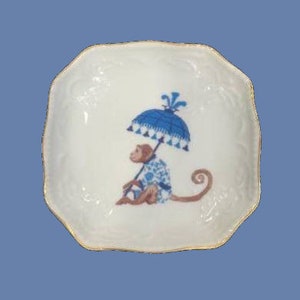 Singe avec Parapluie en Bleu Bon Bon Porcelaine Petit Plat 4"x4"