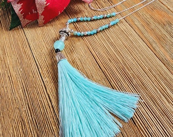 Collar bohemio azul turquesa con borla y cuentas: detalles en plata, cadena de 76 cm.