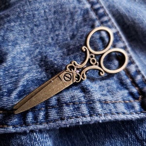 Steampunk hairdresser crafter scissor brooch pin in Antiqued silver or Brass ox