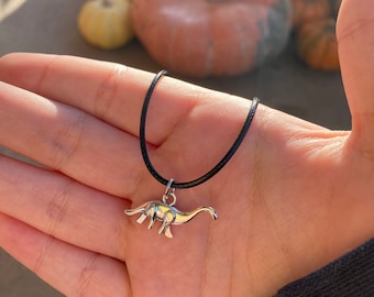 Collar de encanto de dinosaurio
