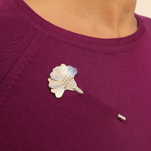 Silberne Blumenbrosche, 925 Silber, zeitgenössischer Schmuck, Blumenschmuck, Geschenk für sie, Silberbrosche, Silbernadel, Blumennadel, Unikat