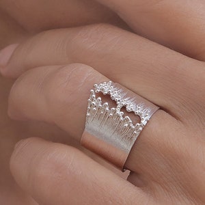 Breiter Ring aus 925er Silber, zeitgenössischer Silberschmuck, einzigartiges Geschenk für Sie, Ring von Jewelersoul