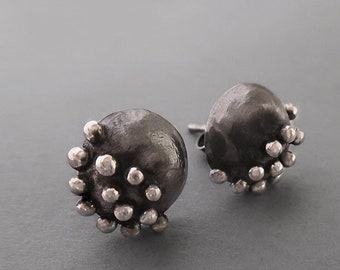 Geoxideerde zilveren bal oorbellen, minimalistische zilveren oorbellen, Stud Oorbellen, Patina oorbellen, asymmetrische oorbellen