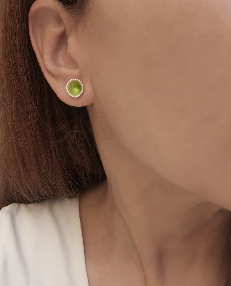 Boucles D'oreilles Argentées - Dôme Rond Avec Strass Central 6 Mm + Billes Multicolores - Occasion Bon état