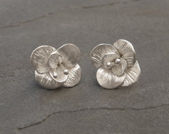 Boucles d’oreilles à fleurs délicates, boucles d’oreilles en argent fin, bijoux floraux, boucles d’oreilles à fleurs d’argent, cadeau en argent pour elle, boucles d’oreilles de mariée