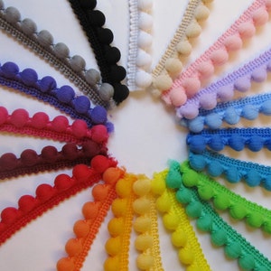 Adorno de pompones fijos.