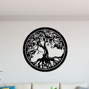 Puede incluir: Un adhesivo de pared en forma circular de árbol de la vida en blanco y negro, con un sofá blanco, una mesa de café blanca y un escritorio blanco con un monitor de computadora en el fondo.