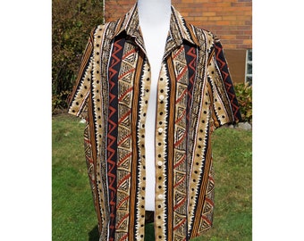 Camisa vintage havaiana, estampa geométrica com botões, manga curta, marrom e vermelho, férias, luau, festa de verão