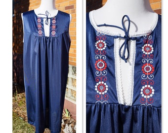 Vintage jaren 70 navy nachtjapon, nachthemd, geborduurd, kant, empire taille, mouwloos, mini jurk lengte, boho, hippie, nylon antron III
