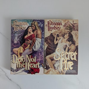 Paquete de dos libros de Johanna Lindsey: No desafíes al corazón y Fuego secreto