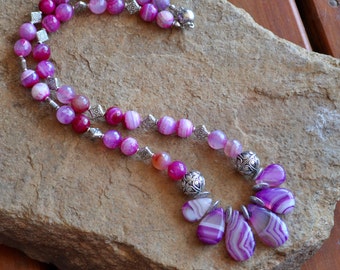 Regalo de Navidad - Collar con colgante de cuentas de ágata morada - Collar de piedras preciosas - Joyería de howlita y plata alemana