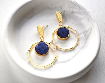 Brincos de argola feitos à mão com pedra azul: brincos pendentes dourados