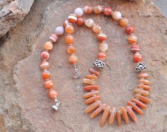 Ketting met oranje agaatkralen: moderne statement-sieraden
