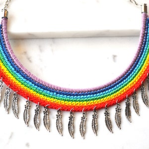 Collier arc-en-ciel au crochet : bijoux bohèmes en coton avec breloques plumes